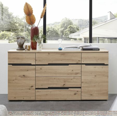 Nbytek do obvacho pokoje a jdelny VANCOUVER_ sideboard 1K G6 GH 20_ rozmry /v/h_ 165/82/44 cm_ eln pohled_ foto s dekoracemi_ obr. 4