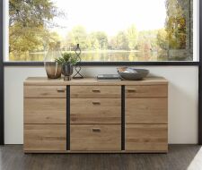 Nbytek do obvacho pokoje ATLANTA_ sideboard 1L 17 HU 20_ rozmry /v/h_ 170/86/42 cm_ eln pohled_ foto s dekorac_ obr. 13