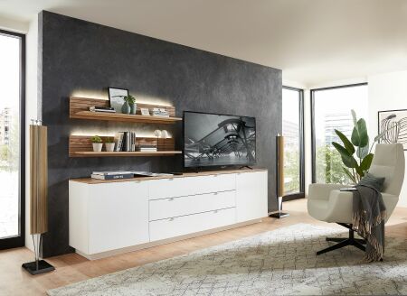 Nbytek do obvacho pokoje BASIC_ TV- sideboard 10 J3 99 20_ rozmry /v/h_ 240/77/44 cm + 2x zvsn police 10 J3 99 45_ rozmry /v/h_ 120/22/23 cm_ s LED osvtlenm_ foto s dekoracemi_ obr. 1