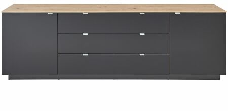 Nbytek do obvacho pokoje BASIC_ TV- sideboard 10 J3 99 22_ rozmry /v/h_ 240/77/44 cm_ eln pohled_ foto s dekoracemi_ obr. 5